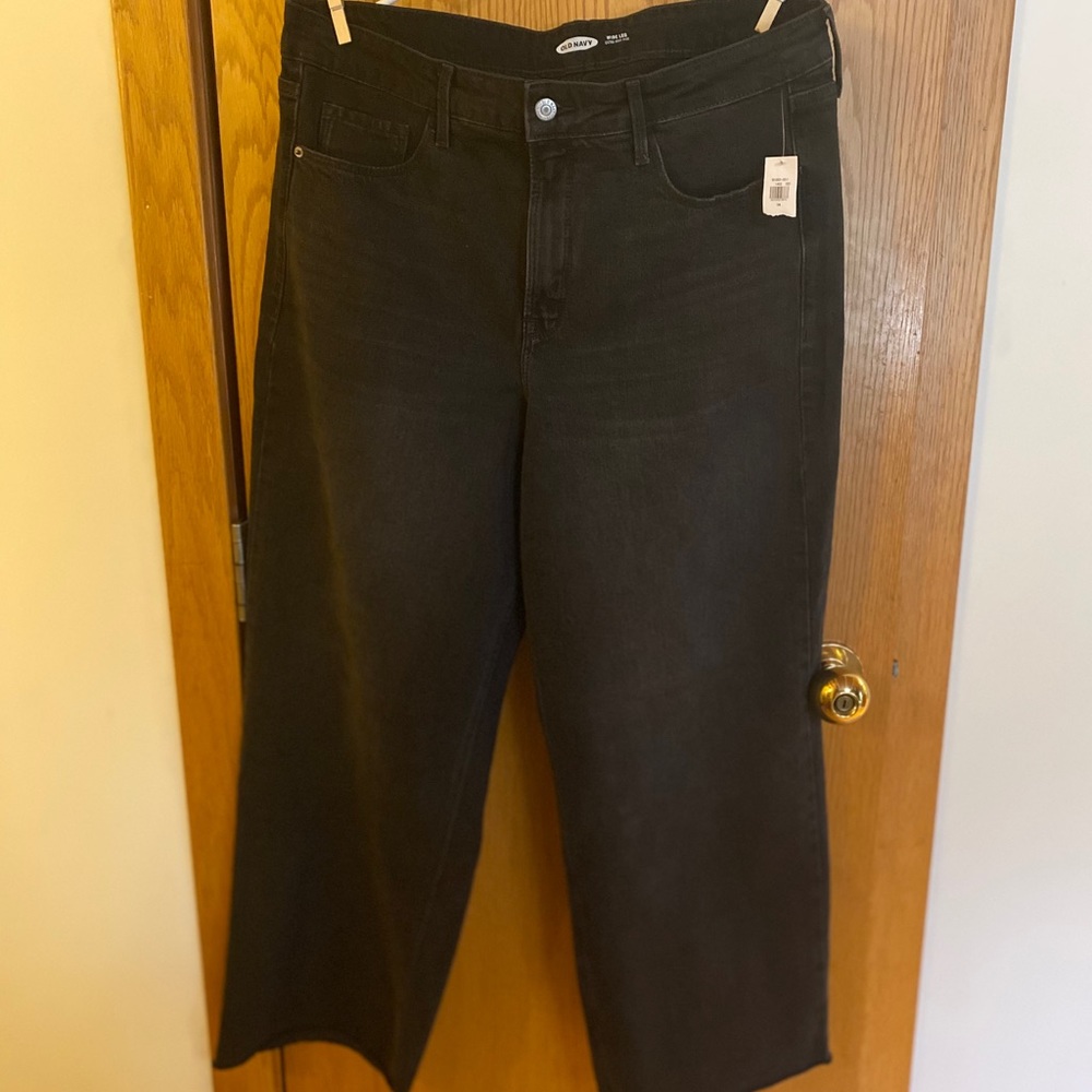 Extra High Waisted, Wide Leg, Cut Off Black Jean